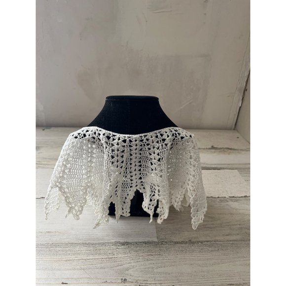 White lace two button crocheted collar - Picture 3 of 8